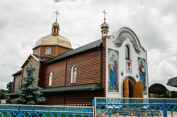 Vista Della Chiesa Ortodossa Sotto Cielo Grigio — Foto Stock