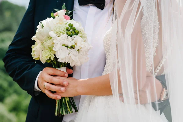 Elegante Braut Luxus Und Bräutigam Mit Brautstrauß — Stockfoto