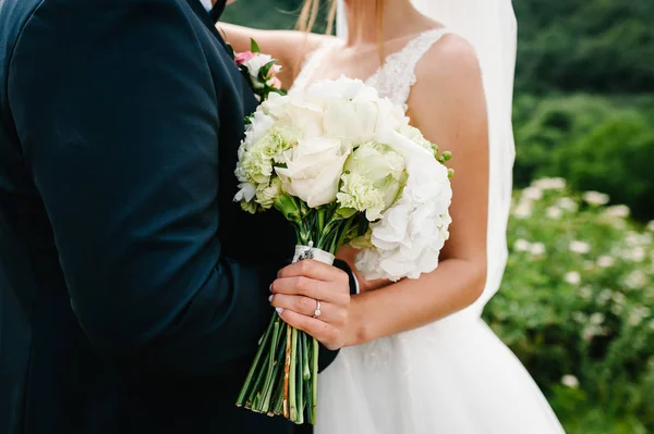 Noiva Elegante Luxo Noivo Com Buquê Casamento — Fotografia de Stock