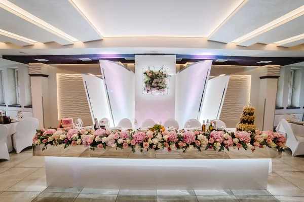 Mesa Festiva Decorada Con Composición Flores Vegetación Velas Salón Banquetes — Foto de Stock