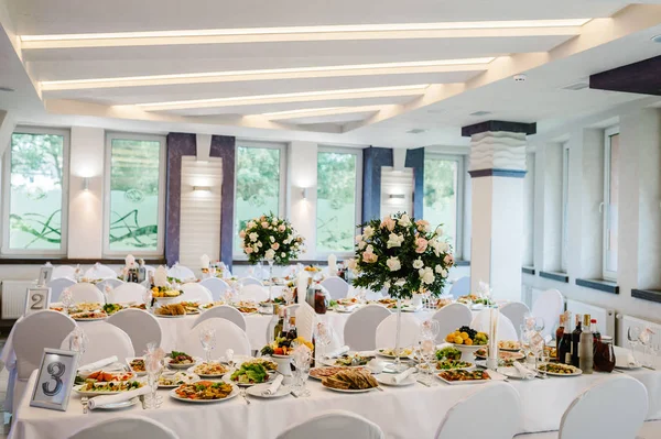 Mesa Festiva Decorada Con Composición Flores Vegetación Velas Salón Banquetes — Foto de Stock