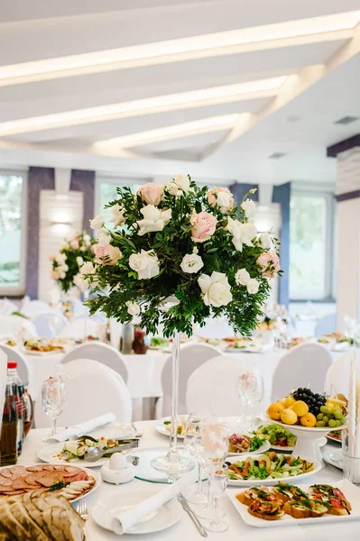 Святковий Стіл Прикрашений Композицією Квітів Зелені Свічки Весільному Бенкетному Залі — стокове фото