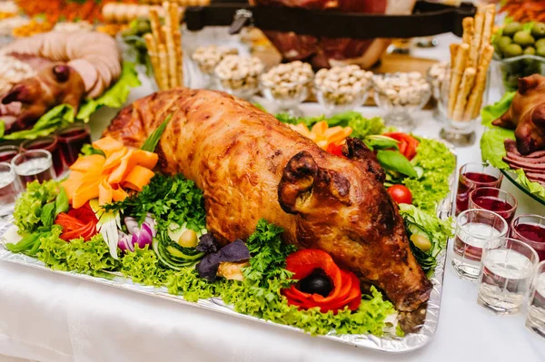 Çeşitli mini lezzetler ve aperatifler büfe masa üzerinde
