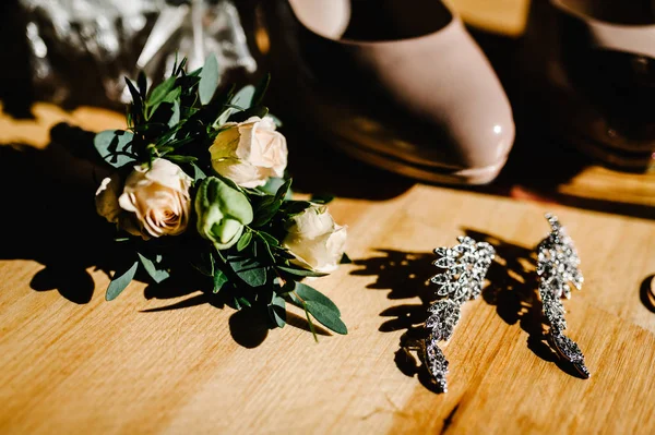 Elegante Beige Schuhe Ohrringe Boutonniere Blumen Auf Holzoberfläche — Stockfoto