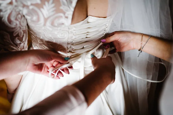 Fechar Vista Dama Honra Ajudando Noiva Fixar Espartilho Recebendo Vestido — Fotografia de Stock