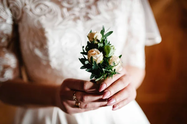 Sposa Tenendo Fiori Occhiello Sposo Con Rose Bianche — Foto Stock