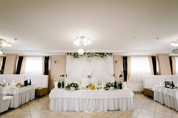 Святковий Стіл Прикрашений Композицією Квітів Зелені Свічки Весільному Бенкетному Залі — стокове фото