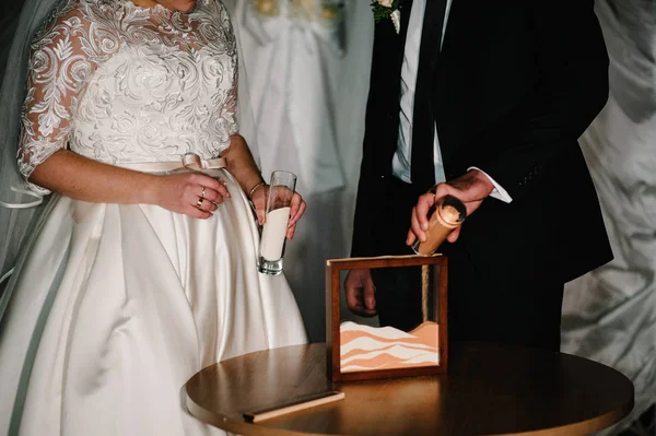 Близкий Взгляд Руки Жениха Невесты Делающих Песчаную Церемонию Время Свадьбы — стоковое фото