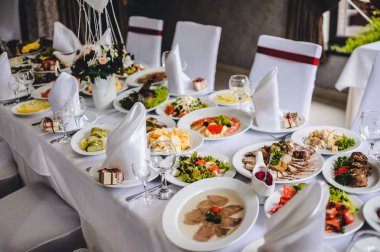 Düğün masa salatalar, et ve düğün Ziyafet yemekleri ile hizmet 