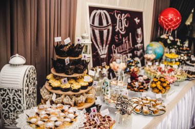 Tatlılar ve parti düğün goodies ile renkli tablo