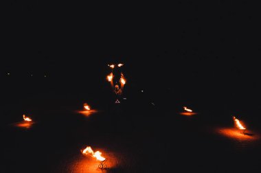 adam ateşle dans geceleri gerçekleştirme 