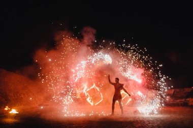 adam ateşle dans geceleri gerçekleştirme 