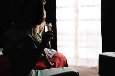 Şampanya tutan gelinin arkadan görünüş