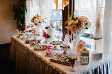 Tatlılar ve parti düğün goodies ile renkli tablo