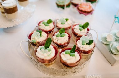 Tatlılar ve parti düğün goodies ile renkli tablo