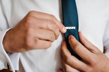 Damat Düğün töreni için hazırlanıyor Görünümü Kapat