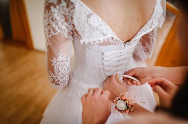 Nedime korse ve Başlarken elbise tutturmak gelin yardım