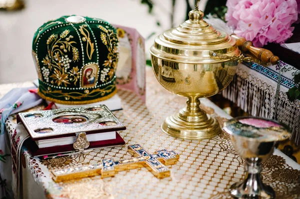 Holy Bible Crown Cross Bowl Crown Table Church Ready Ceremony — Stock Photo, Image