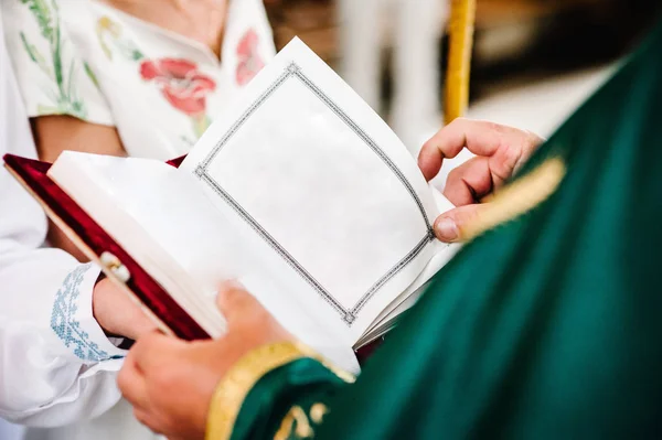 司祭の結婚式の時に手で聖書を保持 — ストック写真