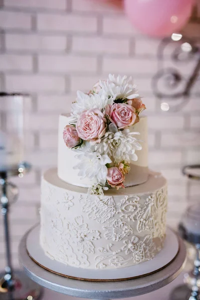 花で飾られたウエディング ケーキ テーブル — ストック写真