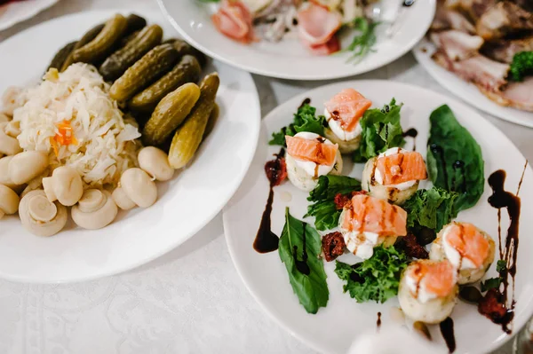 Düğün kutluyor üzerinde gıda ile sunulan tablo görünümünü kapat 