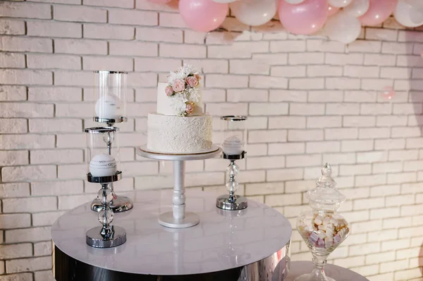 装饰有鲜花的婚礼蛋糕的桌子 — 图库照片