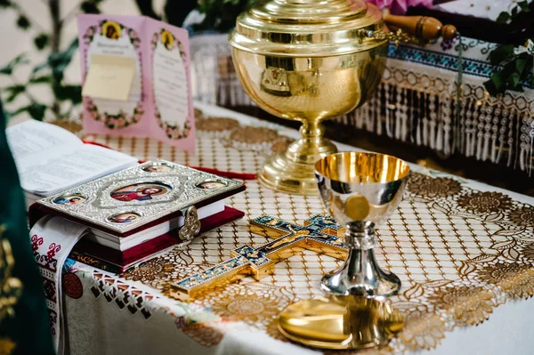 Bibel Kreuz Und Schale Auf Dem Tisch Der Kirche Bereit — Stockfoto