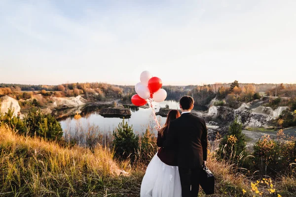 Невеста Жених Прогуливаются Живописному Ландшафту Перед Свадьбой — стоковое фото