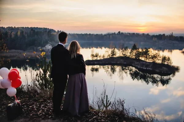 Nevěsta Ženich Procházky Malebné Krajině Před Svatební Obřad — Stock fotografie