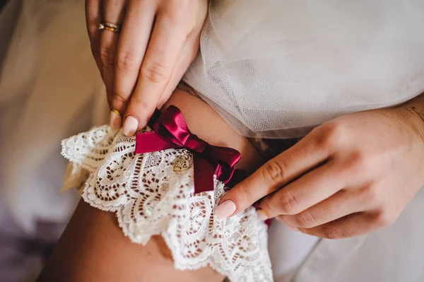 Gelin düğün jartiyer bacak koyarak görünümünü kapat