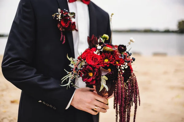Наречений Тримає Весільний Букет Квітів Руці — стокове фото