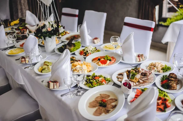 Düğün masa salatalar, et ve düğün Ziyafet yemekleri ile hizmet 