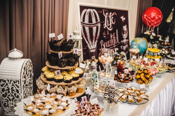 お菓子とパーティーの結婚披露宴のためのグッズを持つカラフルなテーブル — ストック写真