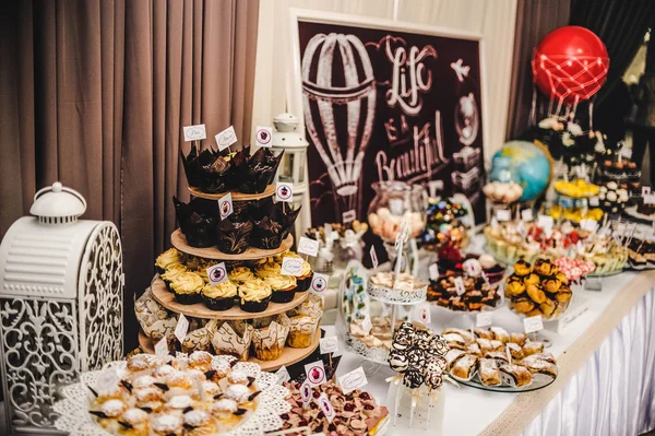 Mesa Colorida Con Dulces Golosinas Para Recepción Fiesta Boda — Foto de Stock