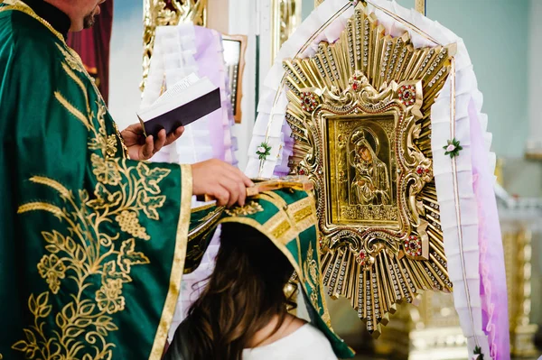 Kněz Krycí Nevěstě Hlavu Klerika Kříž Kostele — Stock fotografie