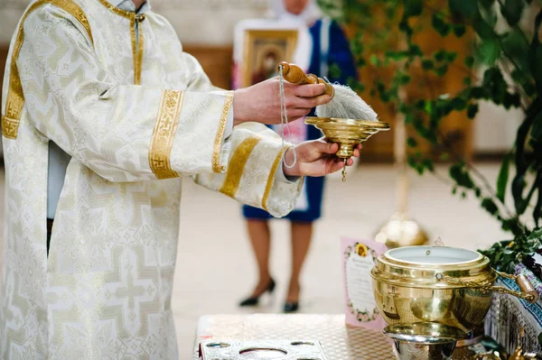 Vista Ravvicinata Del Sacerdote Che Santifica Con Acqua — Foto Stock