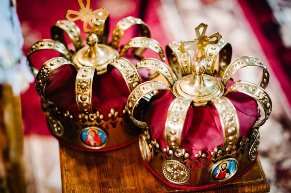 Düğün kron kilisede evlilik töreni için hazır