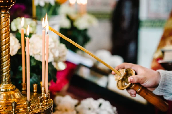 Priester Zündet Kerze Neben Kerzenständer Kirche — Stockfoto