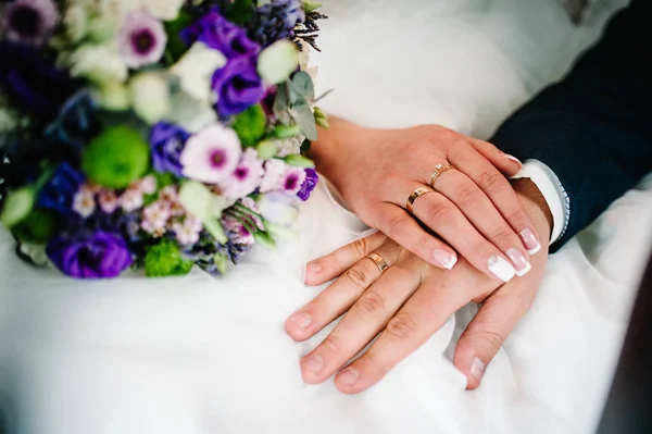 Zavřít Pohled Novomanželé Ruce Snubní Prsteny — Stock fotografie