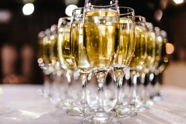 Bardak şampanya görünümü Kapat ziyafet masada
