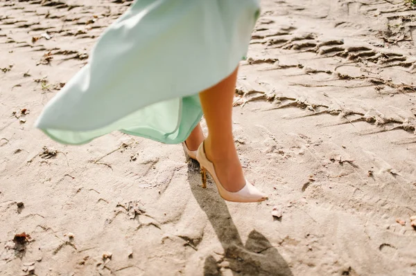 Şık ayakkabı kumsalda yürüyüş kadında 