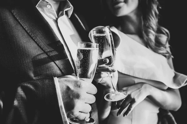 Gelin ve damat kadeh şampanya holding