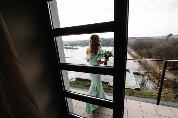 Sposa Che Tiene Bouquet Fiori Nuziali Sul Balcone — Foto Stock