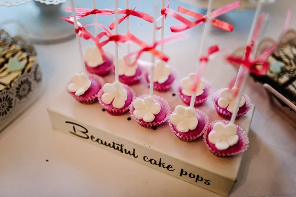 Kleurrijke Tabel Met Snoepjes Zoetigheden Voor Partij Van Huwelijksontvangst — Stockfoto