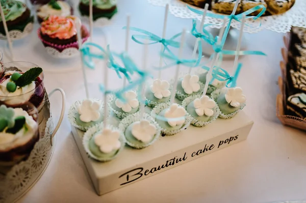 お菓子とパーティーの結婚披露宴のためのグッズを持つカラフルなテーブル — ストック写真