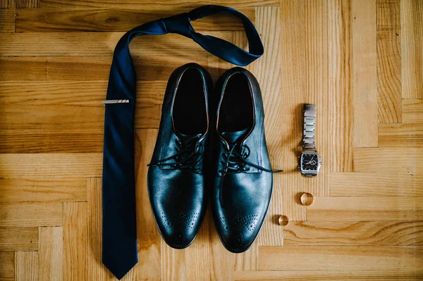 Élégantes Chaussures Noires Laquées Pour Hommes Cravate Montre Mariage Deux — Photo