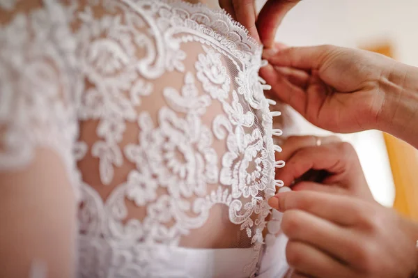 Damigella Onore Aiutare Sposa Fissare Corsetto Ottenere Vestito — Foto Stock