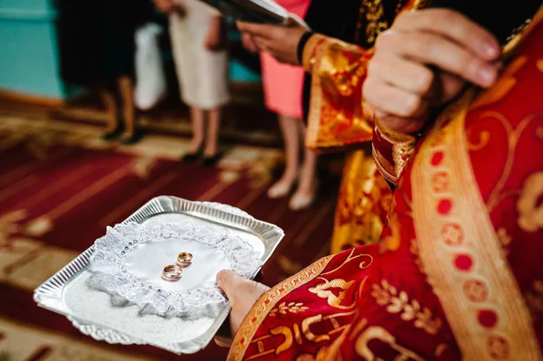 結婚式の婚約指輪を運ぶトレイを司祭します — ストック写真