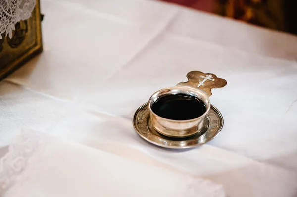教会内のテーブルの上にワインの銀カップ — ストック写真