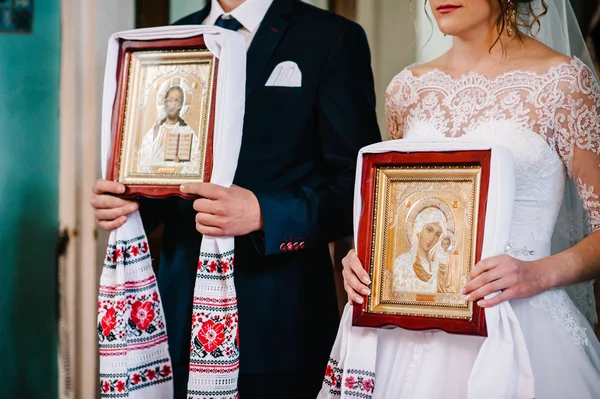 Νύφης Και Του Γαμπρού Κρατώντας Στα Χέρια Εικονίδια Μετά Την — Φωτογραφία Αρχείου